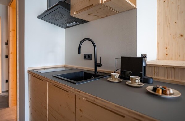 Réfrigérateur, four à micro-ondes, un four, surface de cuisson