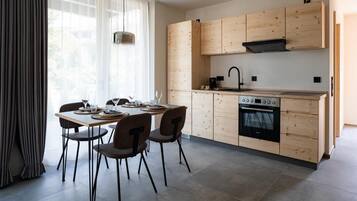 Fridge, oven, stovetop, dishwasher