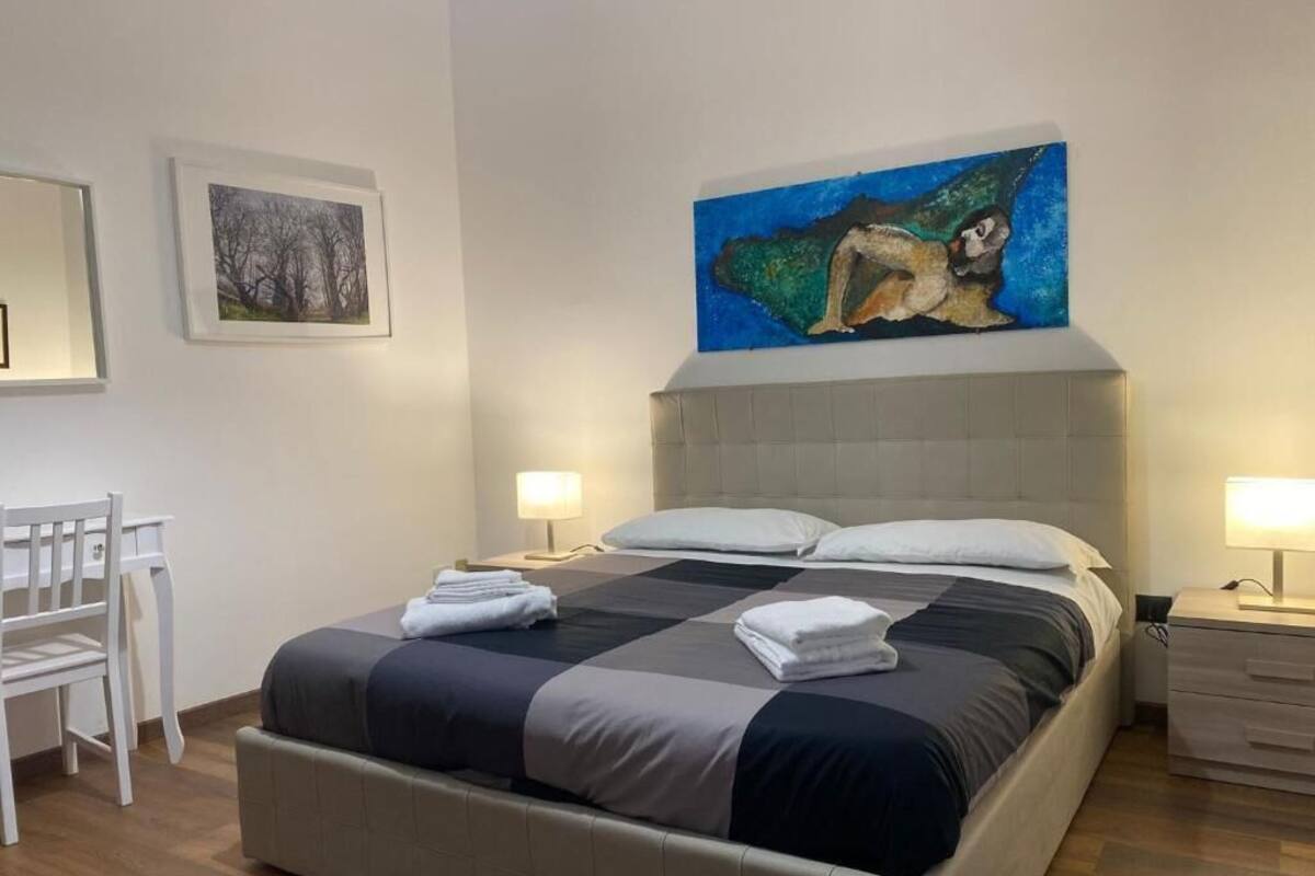 Comfort kamer, 1 twee- of 2 eenpersoonsbedden, 1 tweepersoonsbed | Donsdekens, een bureau, een laptopwerkplek, geluiddichte muren