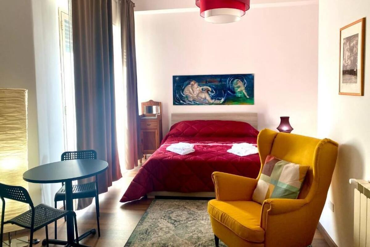 Deluxe vierpersoonskamer, 1 tweepersoonsbed | Donsdekens, een bureau, een laptopwerkplek, geluiddichte muren