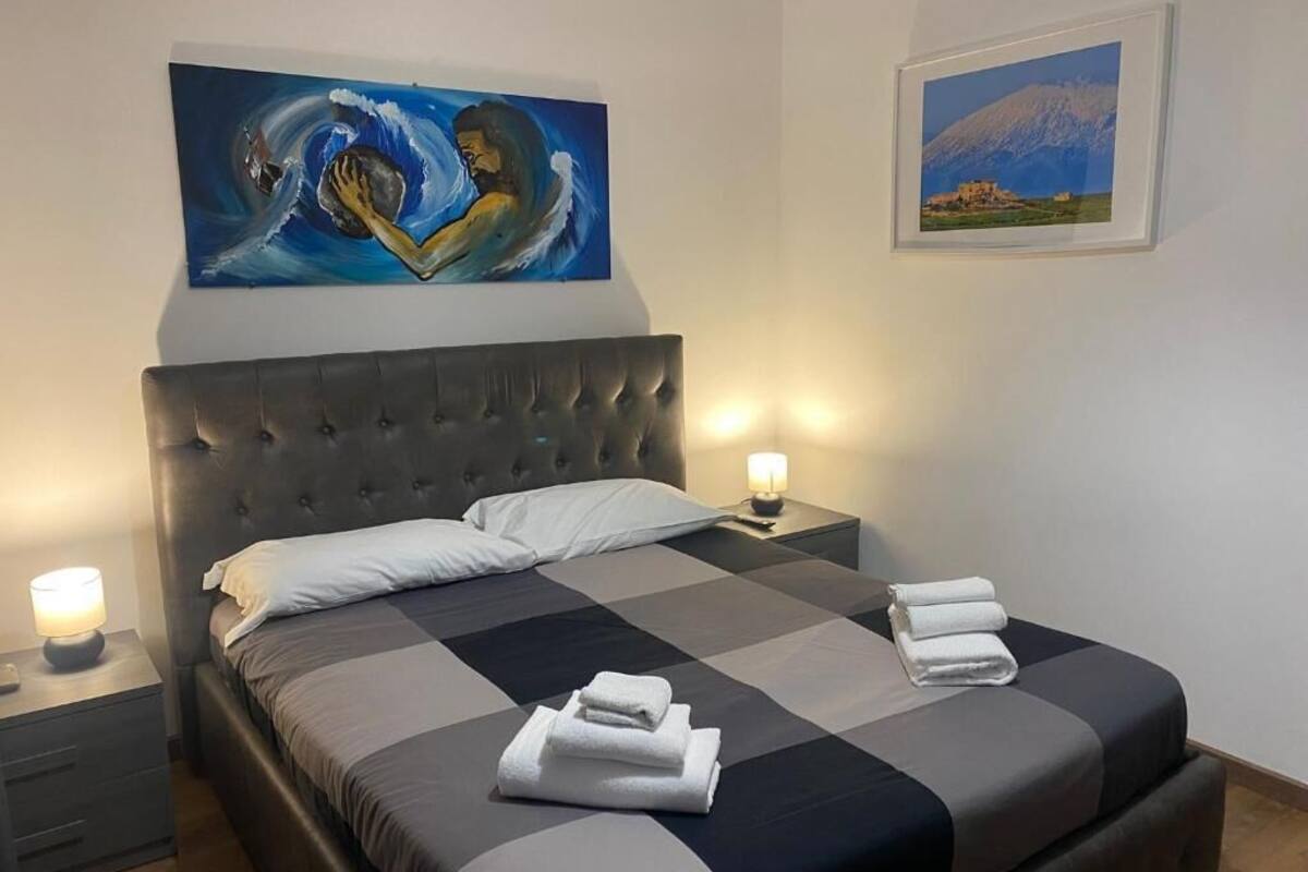 Deluxe kamer, 1 twee- of 2 eenpersoonsbedden, 1 tweepersoonsbed | Donsdekens, een bureau, een laptopwerkplek, geluiddichte muren