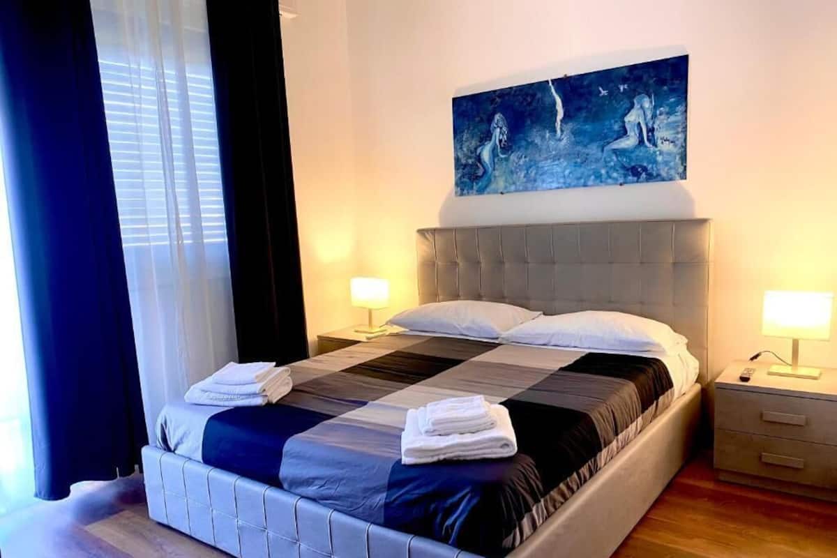 Deluxe kamer, 1 twee- of 2 eenpersoonsbedden, 1 tweepersoonsbed | Donzen dekbedden, een bureau, een laptopwerkplek, geluiddichte muren