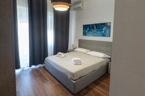 Habitación Deluxe con 1 cama doble o 2 individuales, 1 cama doble | Edredones de plumas, escritorio, espacio para trabajar con un portátil