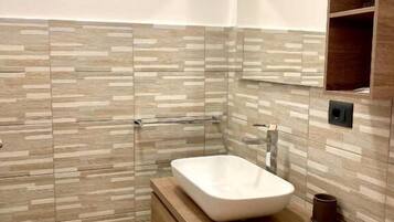 Deluxe Quadruple Room, 1 Double Bed | Bathroom | Shower, rainfall showerhead, free toiletries, hair dryer