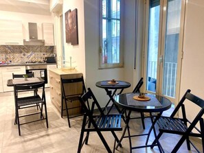 Télévision à écran plat de 32 pouces avec chaînes numériques, Netflix