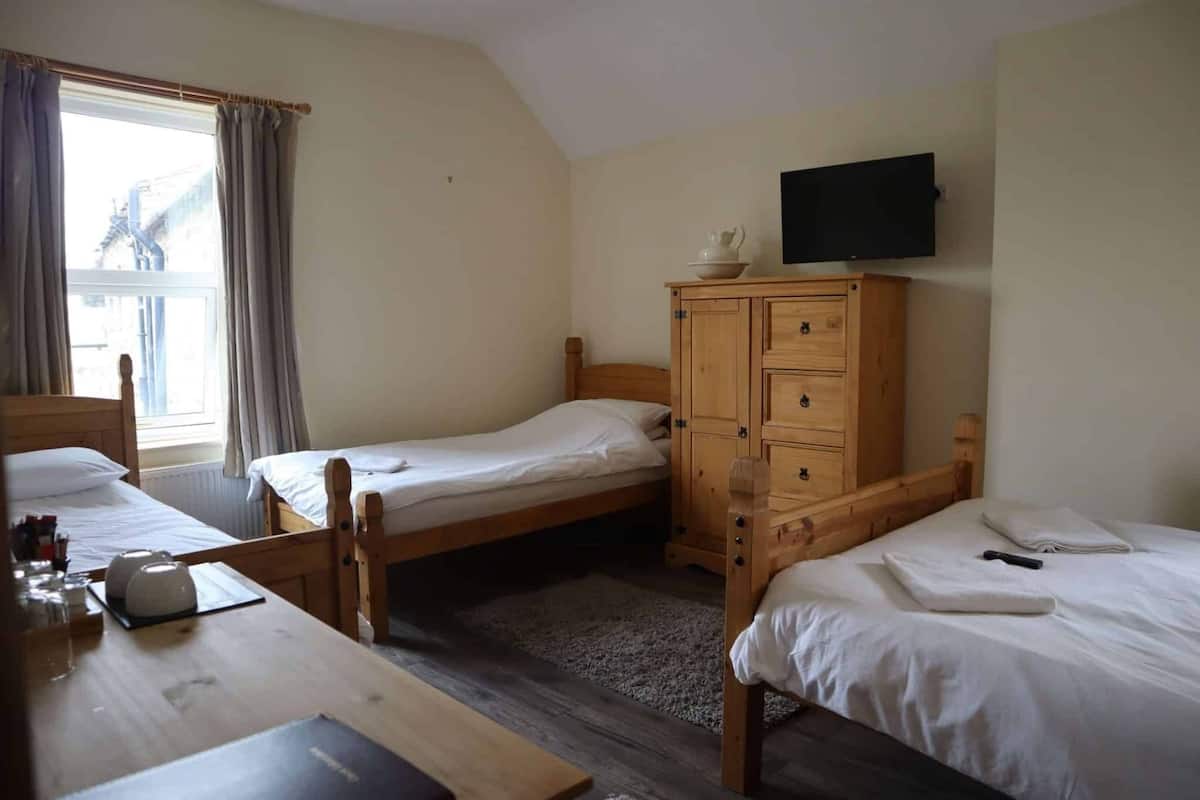 Chambre Familiale, plusieurs lits, salle de bains privée