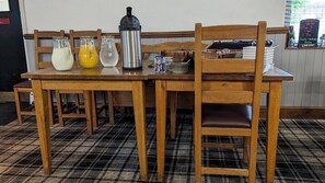 Daily cooked-to-order breakfast (GBP 9.00 per person)