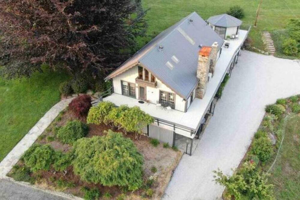 LINVILLE 4 BR 3 BA Château Mountain Home on Wedding Venue,10 Acre Farm,Hot Tub