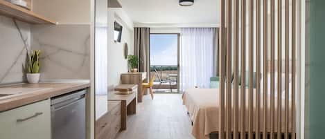 ห้องคลาสสิกสตูดิโอ, เตียงคิงไซส์ 1 เตียง และโซฟาเบด, ปลอดบุหรี่, วิวสระว่ายน้ำ | ผ้าม่านกันแสง, ห้องเก็บเสียง, Wi-Fi ฟรี