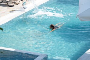 Una piscina al aire libre de temporada