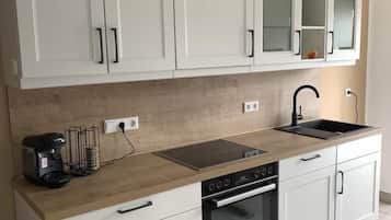 Køleskab, mikrobølgeovn, ovn, kogeplade