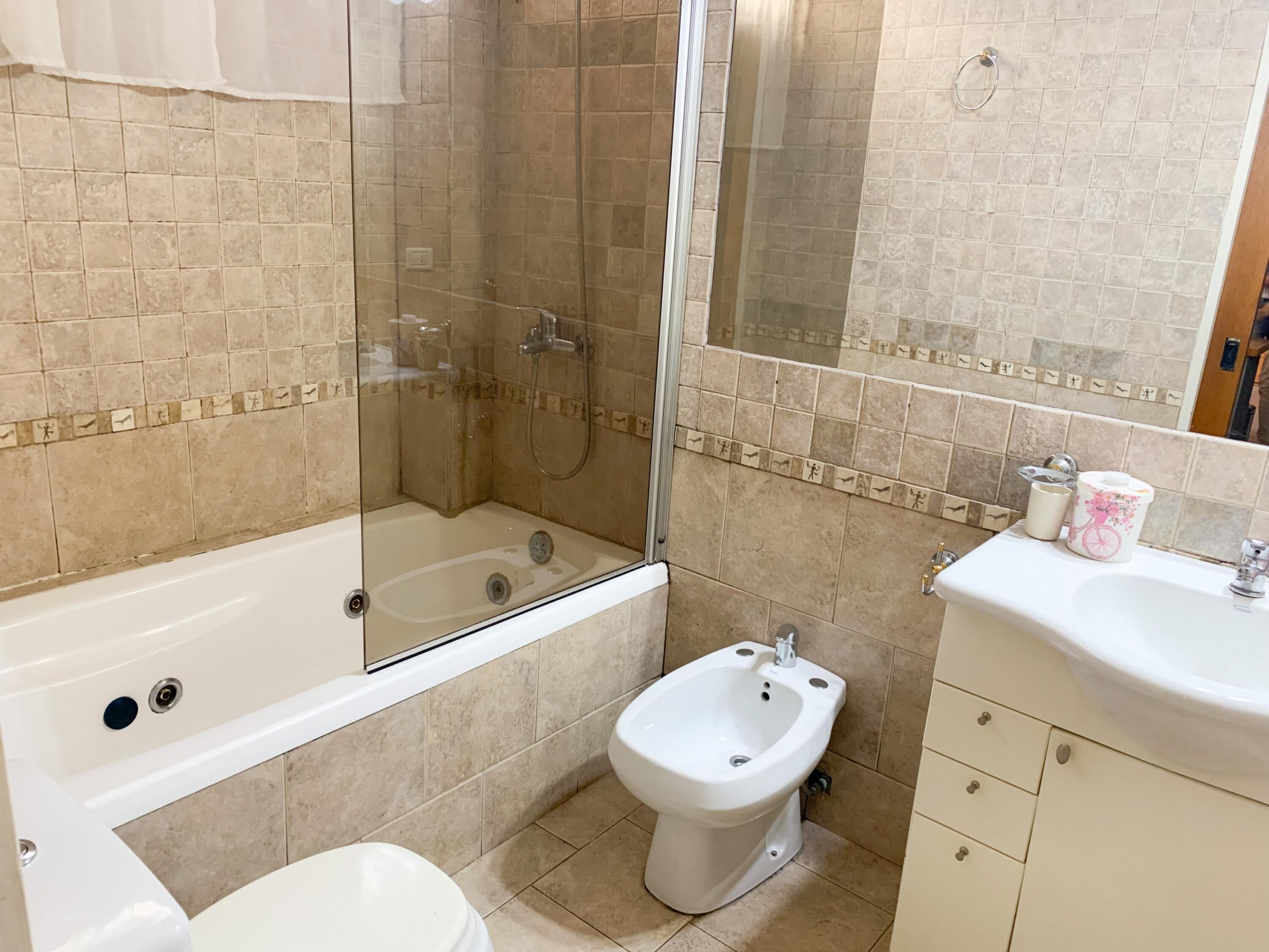 Ein Badezimmer mit Badewanne, Dusche, Bidet und Waschbecken.
