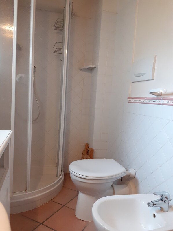 A bathroom with a shower, toilet, and sink. - Aurora, 3 bedroom house with air conditioning, wifi, garden and shared pool (Vinci)