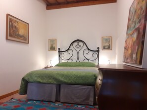 3 bedrooms, iron/ironing board, WiFi, bed sheets - Aurora, 3 bedroom house with air conditioning, wifi,  garden and shared pool (Vinci)