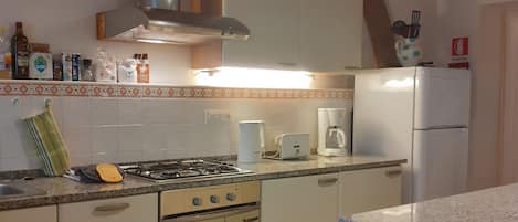 Frigorifero, forno, piano cottura, lavastoviglie