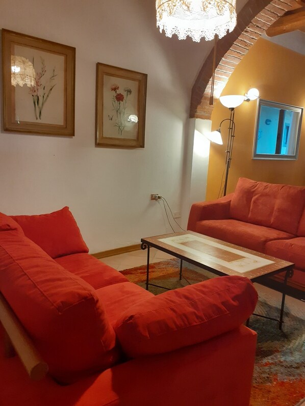 Smart TV, books - Aurora, 3 bedroom house with air conditioning, wifi,  garden and shared pool (Vinci)