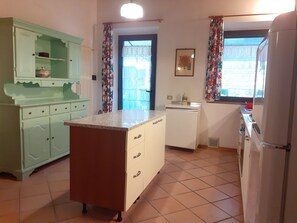 Fridge, oven, stovetop, dishwasher - Aurora, 3 bedroom house with air conditioning, wifi,  garden and shared pool (Vinci)