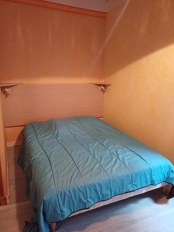 2 bedrooms, iron/ironing board, WiFi