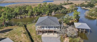 The Fin & Feather. A Gorgeous Seaside Cottage.2 docks. An incredible experience!
