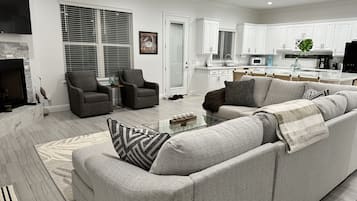 智能電視、壁爐、書籍