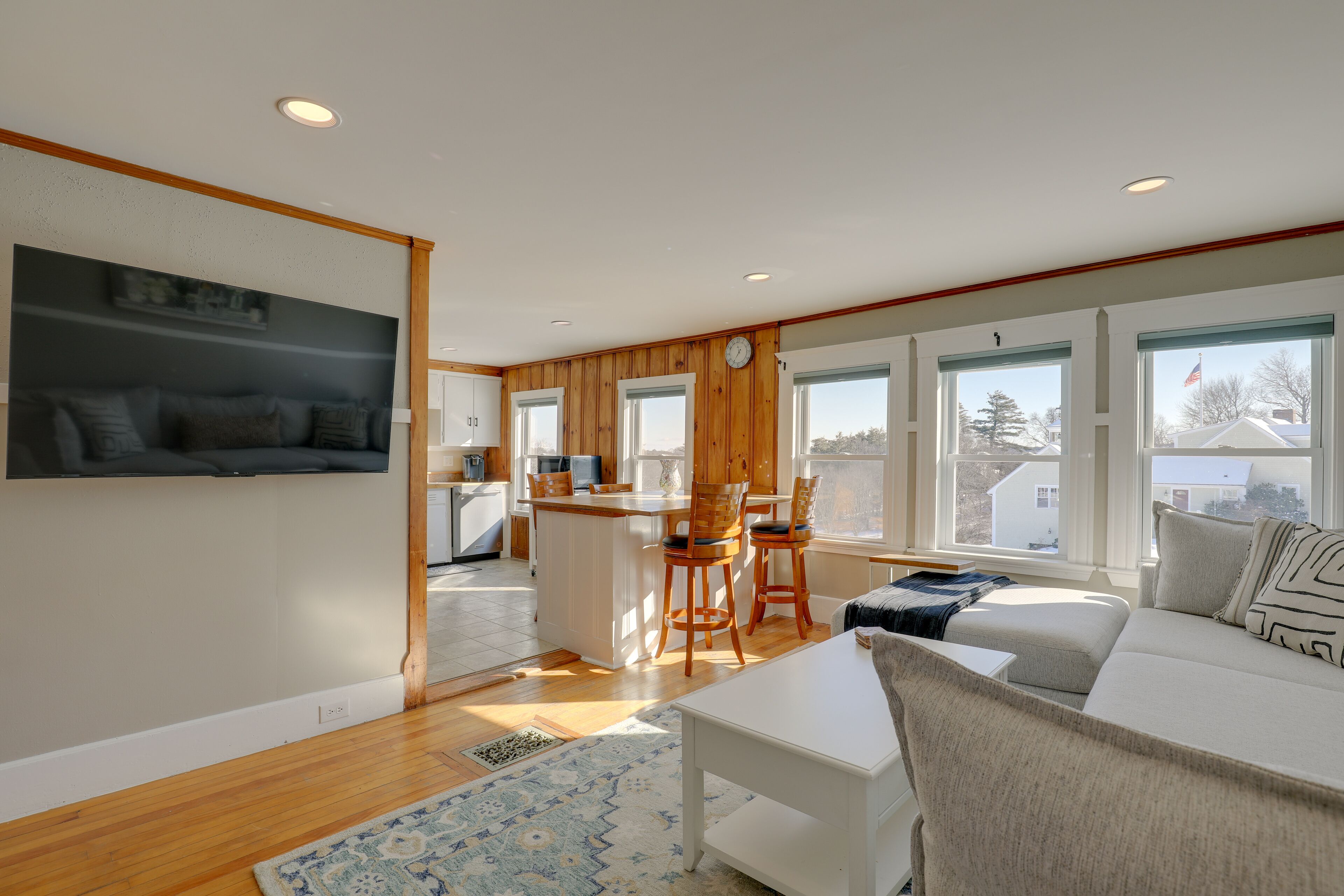 Sunny Newbury Apartment, 6 Mi to Market Square!