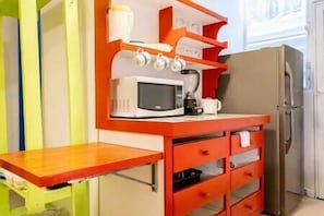 Kühlschrank, Mikrowelle, Wasserkocher mit Kaffee-/Teezubehör