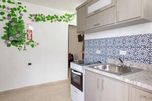 冷蔵庫、電子レンジ、オーブン、コンロ