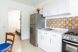 Een koelkast, een magnetron, een oven, een kookplaat