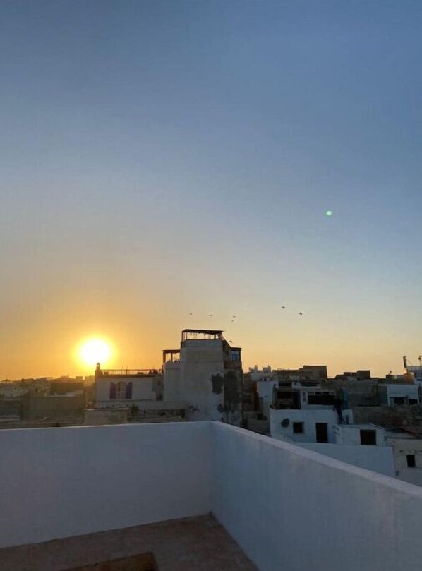المنطقة المحيطة بالمنشأة