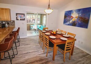 Dining - Crystal River - Fun 'n Sun Retreat - Sleeps 8 (Homosassa Springs)