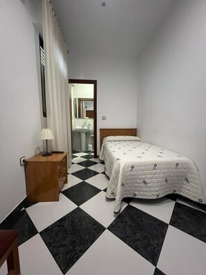 Free WiFi, bed sheets - Hostal Los Amigos (Siruela)