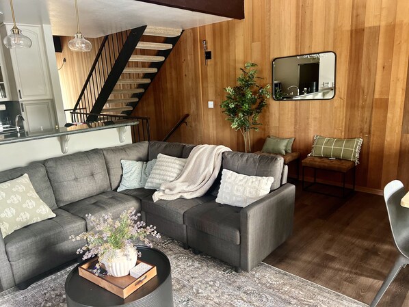 Smart-tv, een open haard en boeken