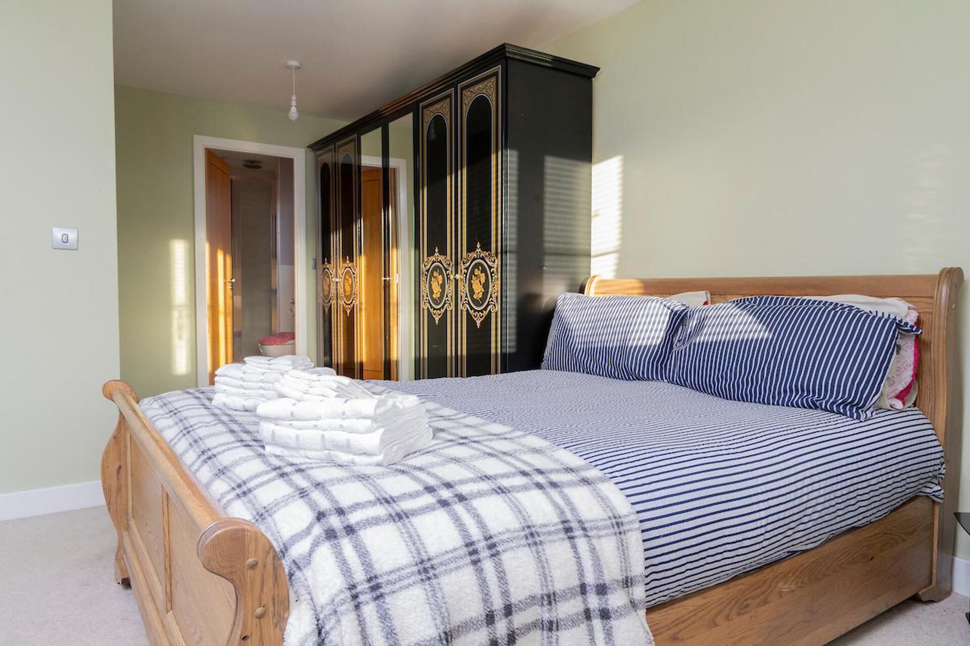 Casa | 4 quartos, ferros/tábuas de passar roupa, Wi-Fi de cortesia