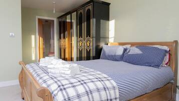House | 4 bedrooms, iron/ironing board, free WiFi, bed sheets