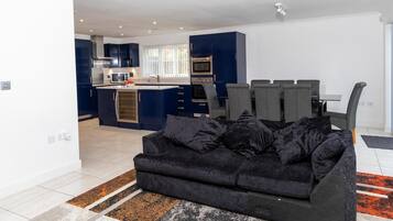 House | Ruang tamu | TV, pendiangan