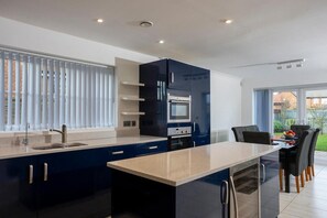 House | Private kitchen | Fridge, microwave, oven, stovetop