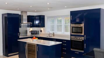 House | Dapur peribadi | Peti sejuk, ketuhar gelombang mikro, ketuhar, dapur