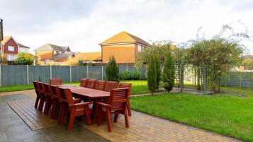 House | Tempat makan luar