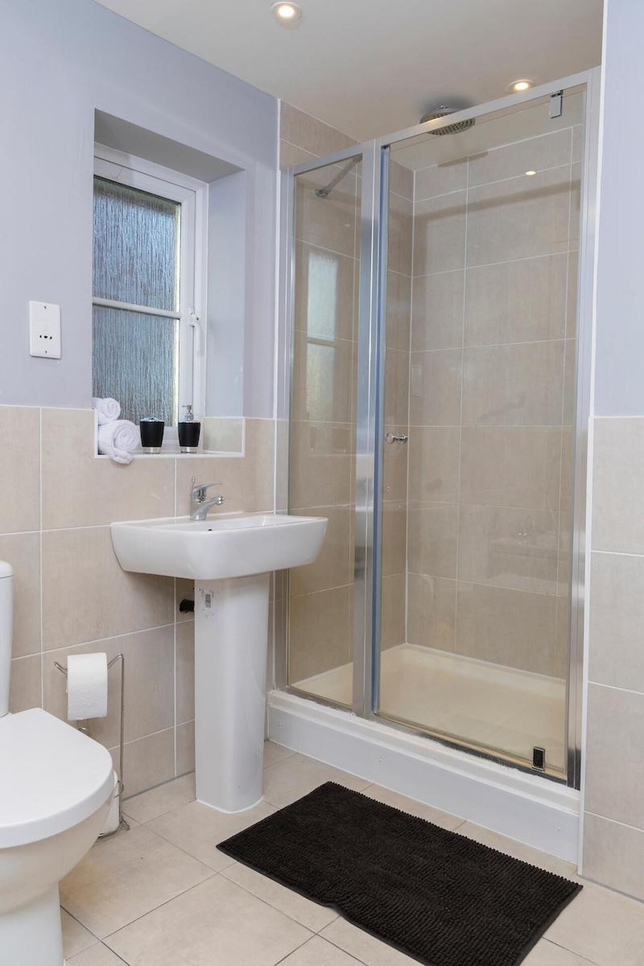 House | Bathroom | Shower, hair dryer, towels