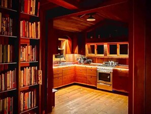 Refrigerador, horno, parrilla de estufa y cafetera y tetera 