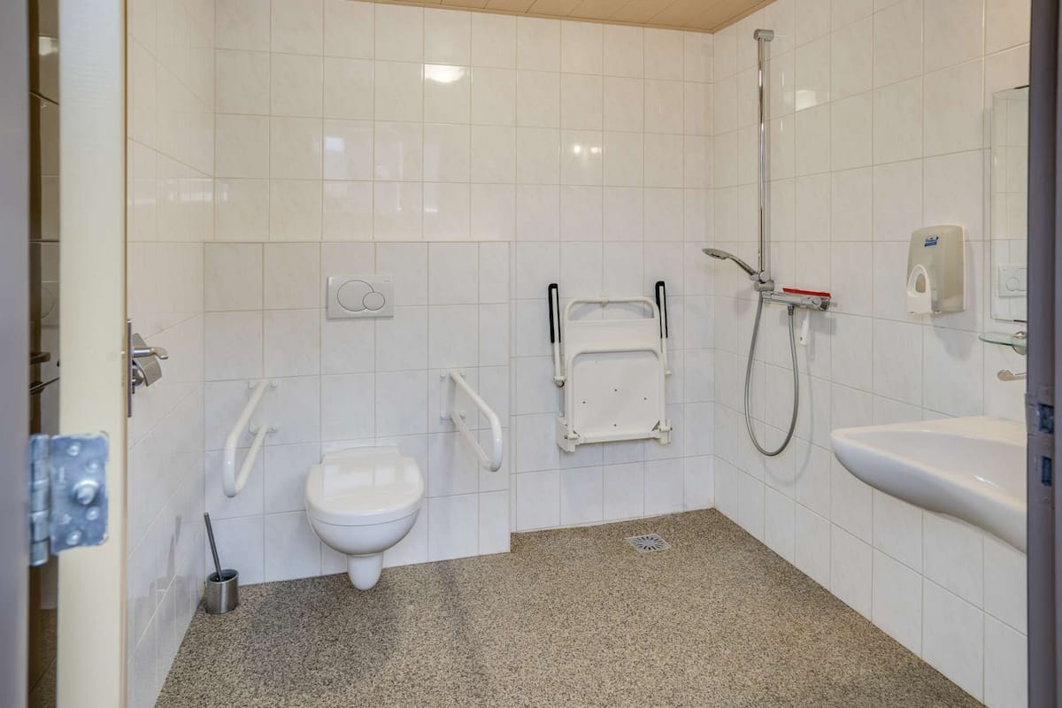 Rolstoeltoegankelijke badkamer