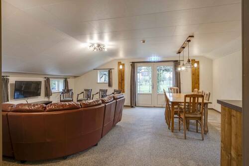 Bungalow, camere multiple, piscina privata | Soggiorno | TV a schermo piatto, Netflix, film in prima visione, film pay-per-view