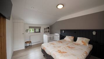 Laptop workspace, free WiFi, bed sheets