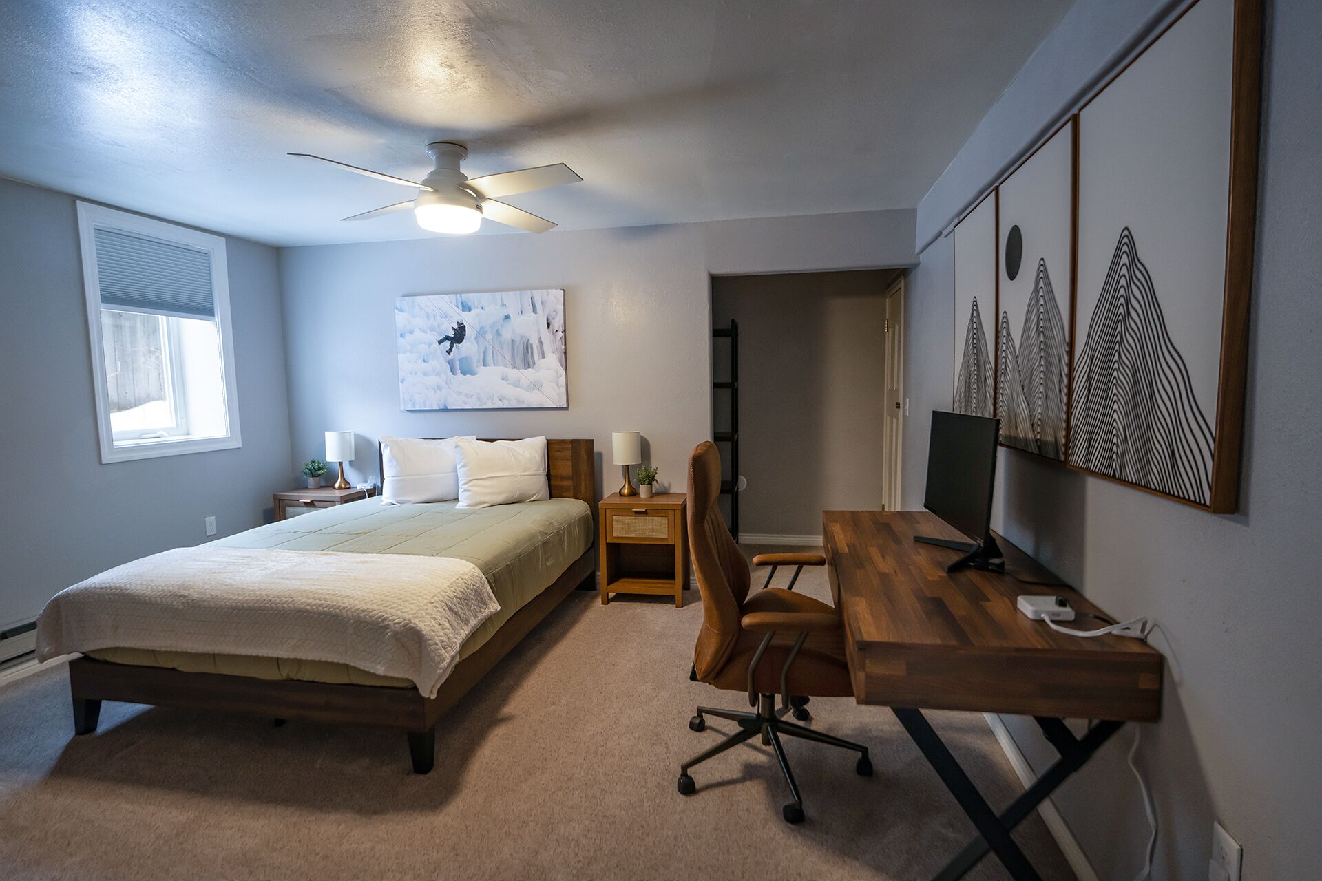 1,211 sq ft Home: Hot Tub, Views, Walk to Downtown