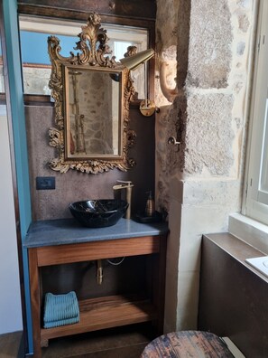 Chuveiro, secador de cabelo, toalhas de banho, sabonete