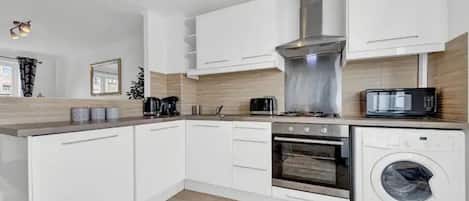 House | Private kitchen | Fridge, microwave, oven, stovetop