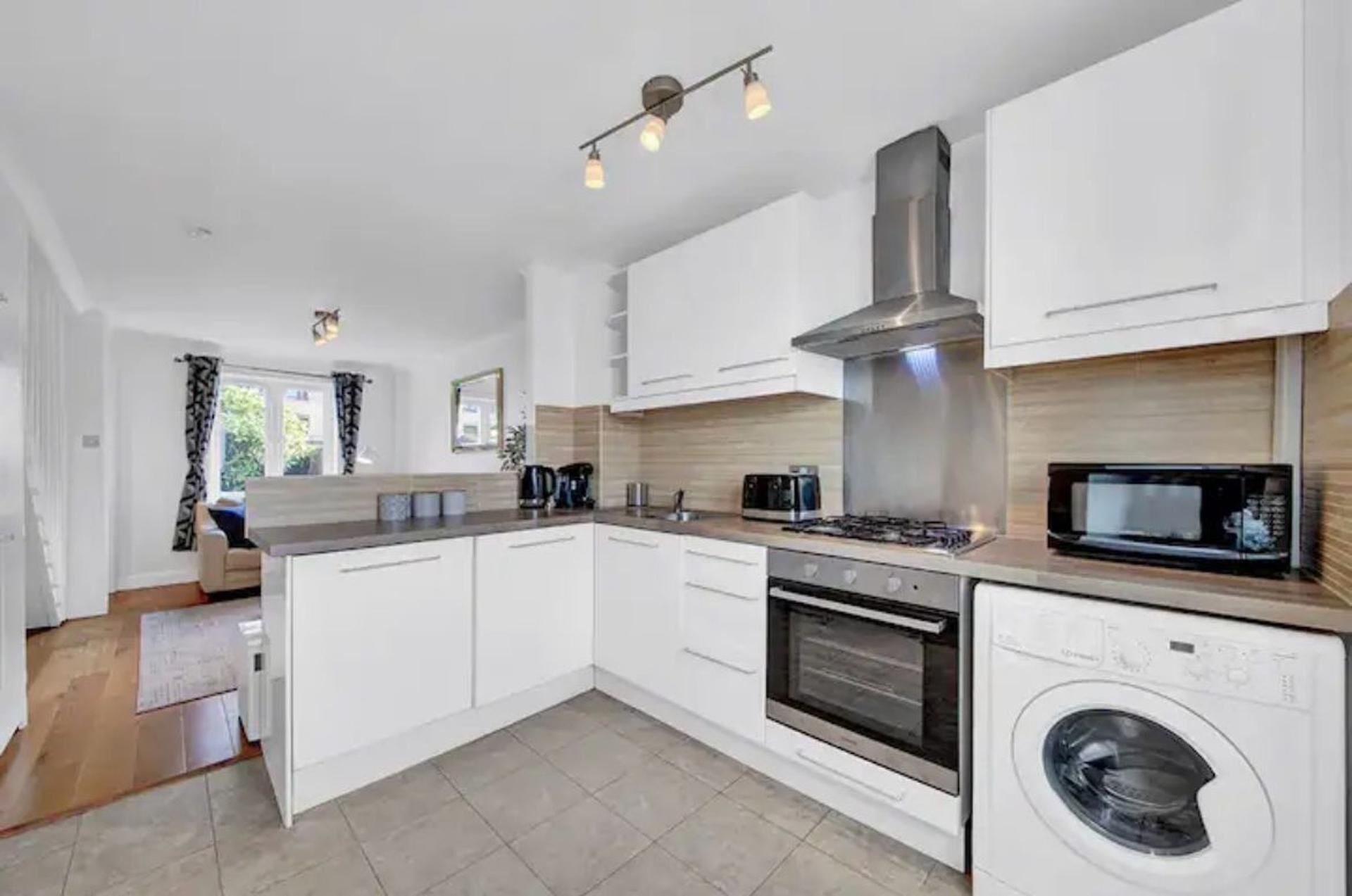 House | Private kitchen | Fridge, microwave, oven, stovetop