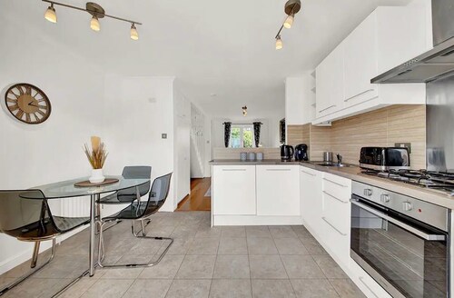 Luxurious 2-bed House in Canary Wharf London