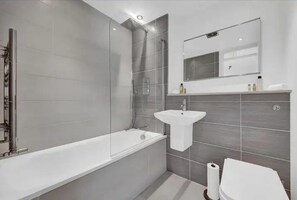 Rumah | Kamar mandi | Bathtub dan shower terpisah, bathtub besar,  dan handuk