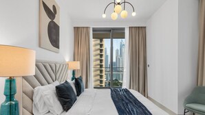 Ett modernt hotellrum med en stor säng, utsikt över staden och en balkong med gardiner.
